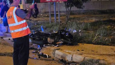 ADANA'NIN KOZAN İLÇESİNDE ÇEVRE YOLUNDA OTOMOBİL İLE MOTOSİKLET ÇARPIŞTI. KAZADA