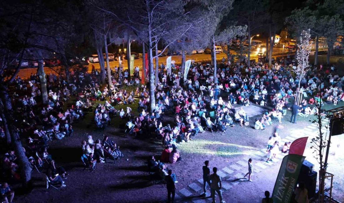 İZNİK BELEDİYESİ TARAFINDAN YAZ BOYUNCA SAHİLDE DÜZENLENEN ETKİNLİKLER GERÇEKLEŞEN KONSER