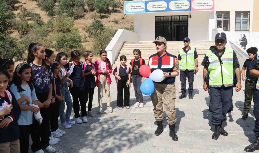 HAKKARİ İL JANDARMA KOMUTANLIĞI EKİPLERİ TARAFINDAN ÖĞRENCİLERE TRAFİK EĞİTİMİ VERİLDİ.
