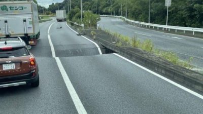 JAPONYA’DA 4 ŞERİTLİ OTOYOL ÇÖKTÜ, FACİANIN EŞİĞİNDEN DÖNÜLDÜ