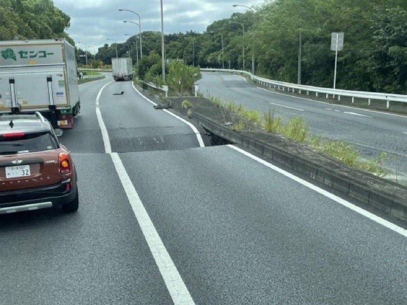 JAPONYA’DA 4 ŞERİTLİ OTOYOL ÇÖKTÜ, FACİANIN EŞİĞİNDEN DÖNÜLDÜ