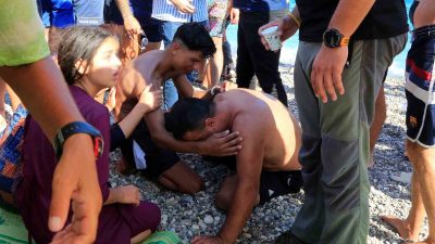 ÇOCUKLARININ DENİZDE BOĞULDUĞUNU DÜŞÜNÜN AİLENİN HÜZÜN GÖZYAŞLARI, GENCİN CANKURTARANLAR TARAFINDAN