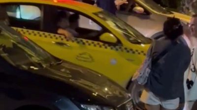 KADIKÖY’DE BİR GRUP, ÖNÜNÜ KESTİKLERİ ARACIN İÇİNDE BULUNAN 3 KİŞİYİ