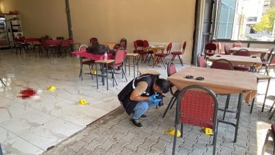 ELAZIĞ’DA KİMLİĞİ BELİRSİZ BİR GRUP, KIRAATHANEDE OTURAN HUSUMETLİLERİNE 11 EL