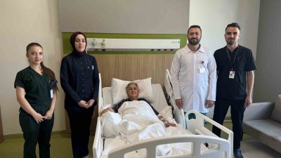 KALIN BAĞIRSAK KANSERİ HASTA DOĞAL DELİK CERRAHİSİYLE SAĞLIĞINA KAVUŞTU