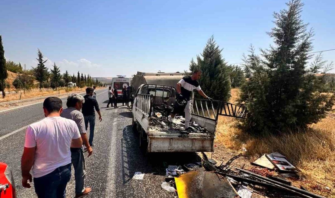 ADIYAMAN’DA, SEYİR HALİNDEKİ KAMYONET KASASINDAKİ KAĞITLAR ALEV ALARAK YANDI.
