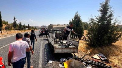 ADIYAMAN’DA, SEYİR HALİNDEKİ KAMYONET KASASINDAKİ KAĞITLAR ALEV ALARAK YANDI.