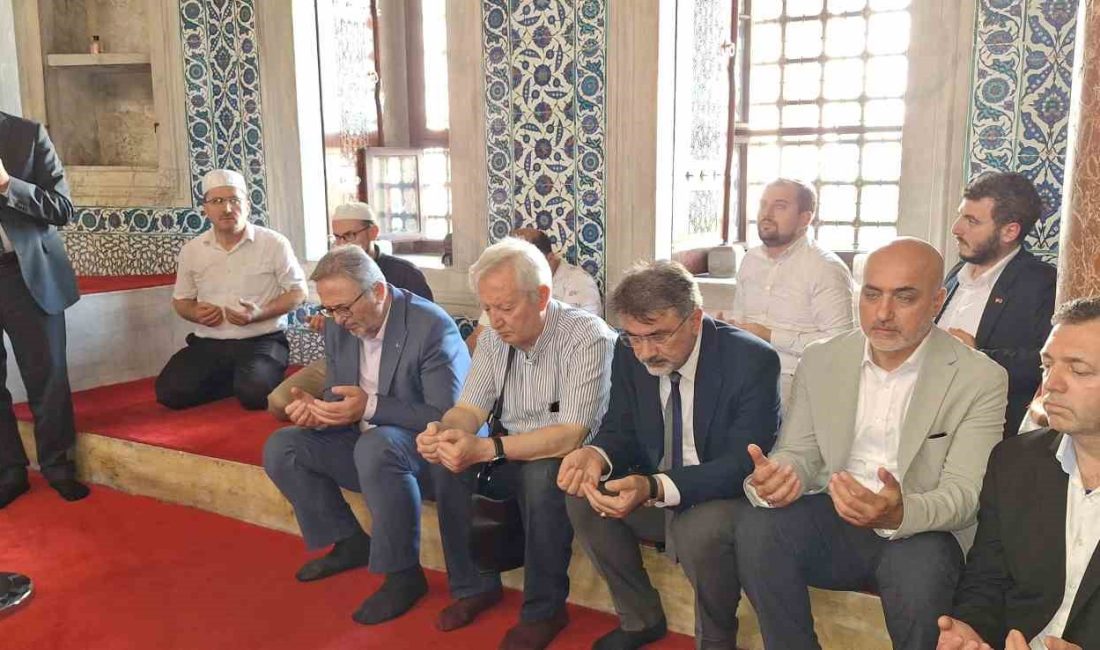 KANUNİ SULTAN SÜLEYMAN, 458’İNCİ ÖLÜM YIL DÖNÜMÜNDE KABRİ BAŞINDA ANILIRKEN,