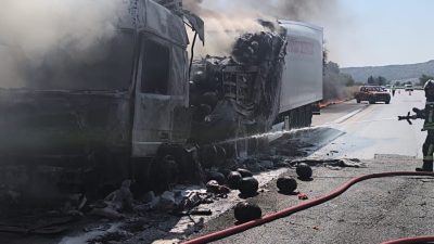 TARSUS’TA KARPUZ YÜKLÜ TIR ALEV ALEV YANDI