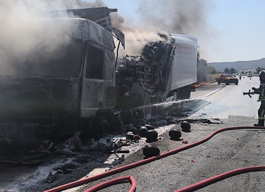 TARSUS’TA KARPUZ YÜKLÜ TIR ALEV ALEV YANDI