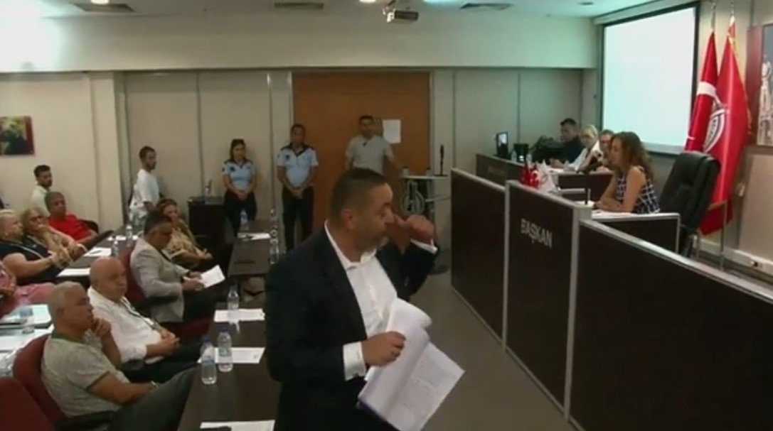 KARŞIYAKA BELEDİYE BAŞKANI YILDIZ İŞÇİMENLER ÜNSAL, MECLİS TOPLANTISINDA KENDİSİNİ ELEŞTİREN