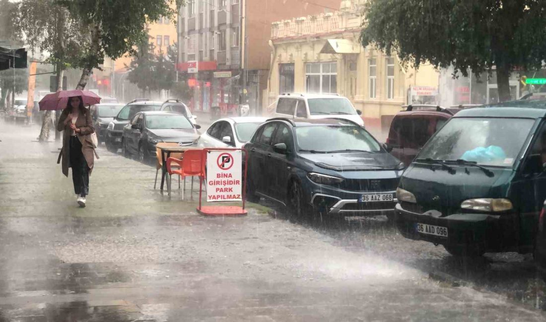 KARS'TA ÖĞLEN SAATLERİNDE ETKİLİ OLAN SAĞANAK YAĞMUR, KENTTE HAYATI OLUMSUZ