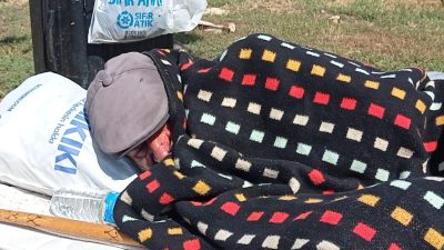 KARS'TA YAŞLI ADAM 20 GÜNDÜR SOKAKTA YATIYOR(KARS-İHA)