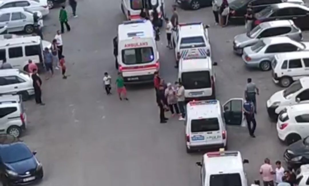 GAZİANTEP'TE BİR SİTE BAHÇESİNDE ÇIKAN KAVGAYI AYIRMAK İSTEYEN SİTE SAKİNİ,