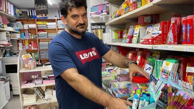 ESKİŞEHİR’DE KIRTASİYECİ ESNAFI ANIL AKTOP, ZİNCİR MARKETLERİN KIRTASİYE MALZEMESİ SATMAYA