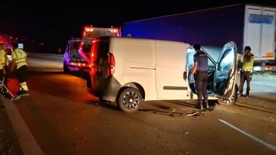 KONTROLDEN ÇIKAN HAFİF TİCARİ ARAÇ BARİYERLERE ÇARPTI: 1 ÖLÜ, 1