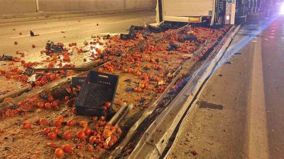 KONYA'NIN KARAPINAR İLÇESİNDE MEYDANA GELEN TRAFİK KAZASINDA 1 KİSİ HAYATINI