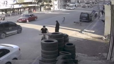 KÖPEĞİN KOVALADIĞI ÇOCUK ARACIN ALTINDA EZİLMEKTEN SON ANDA KURTULDU