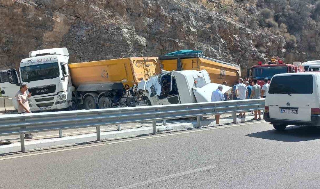 KORKUTELİ-ANTALYA KARAYOLUNDA LASTİĞİ PATLAYAN TIRIN BAŞKA BİR TIRA ÇARPMASI SONUCU