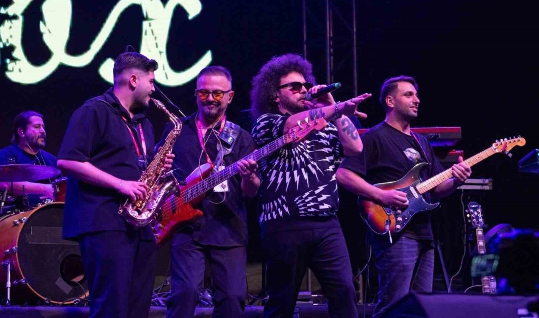 KÜLTÜRPARK’TA ÇİM KONSERLERİ SAHNESİ’NDE SAKİLER GRUBU YER ALIRKEN, ALTERNATİF SAHNE’DE