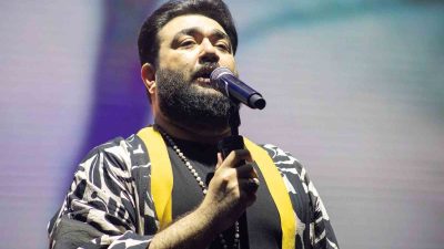 “AŞIĞIN KADERİ” ŞARKISI İLE SAHNEYE ÇIKAN SAKİLER GRUBU YEDİDEN YETMİŞE