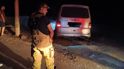 HATAY’DA DENİZ KIYISINDA KUMSALA BATAN MİNİBÜS, İTFAİYE EKİPLERİ VE VATANDAŞLARIN