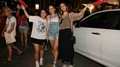 KUŞADASI'NDA 250 METRELİK DEV TÜRK BAYRAĞI AÇILDI