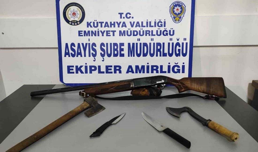 KÜTAHYA’DA 3 KİŞİDEN RUHSATSIZ AV TÜFEĞİ VE KESİCİ ALETLER ELE