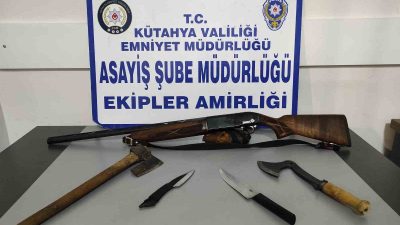 KÜTAHYA’DA 3 KİŞİDEN RUHSATSIZ AV TÜFEĞİ VE KESİCİ ALETLER ELE