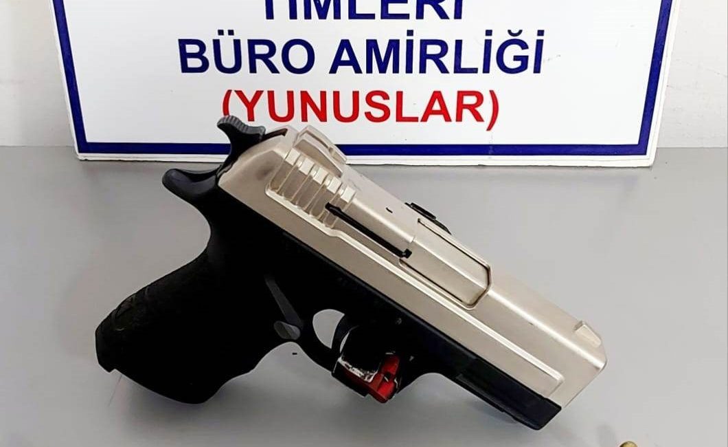 KÜTAHYA’DA GÜVENLİK GÖREVLİSİNİN ŞOFÖR OLARAK BULUNDUĞU ARAÇTA RUHSATSIZ TABANCA ELE