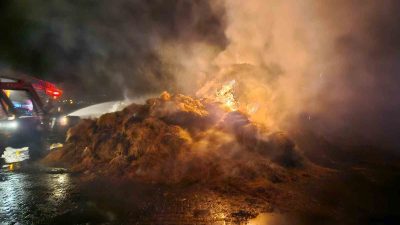 MALATYA’DAKİ SAMANLIK YANGINI KORKUTTU