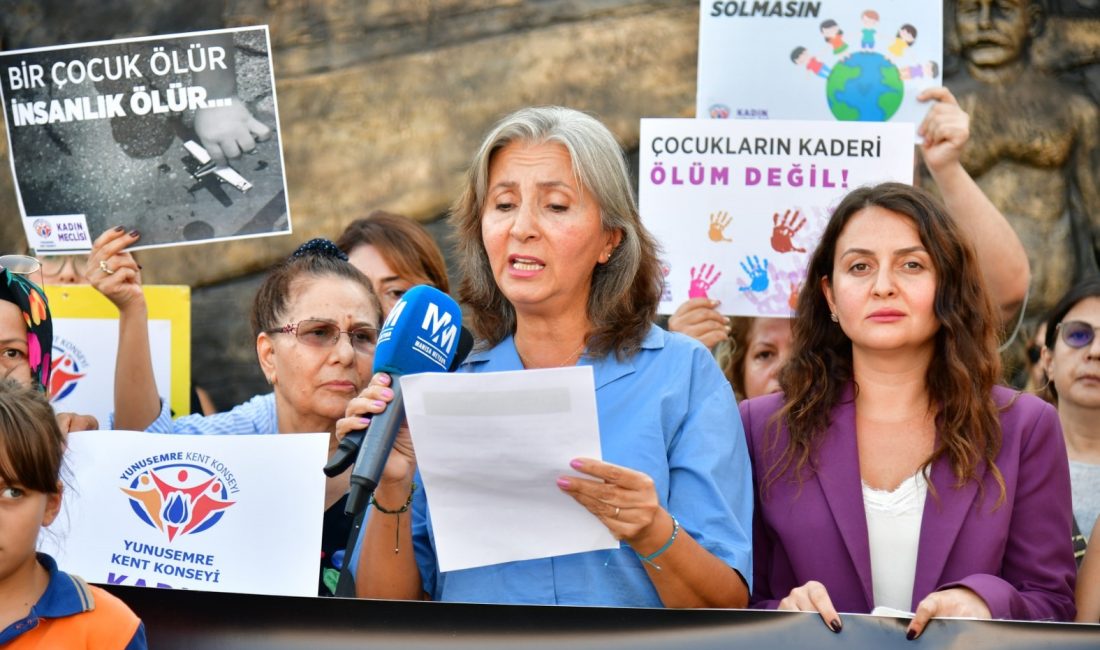 MANİSA’NIN YUNUSEMRE İLÇESİNDEKİ YÜZÜNCÜ YIL MEYDANI’NDA BİR ARAYA GELEN MANİSALI