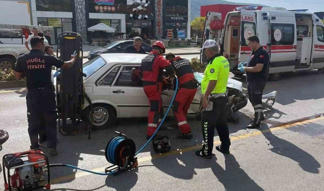 MUĞLA’NIN MENTEŞE İLÇESİNDE İKİ ARACIN KARIŞTIĞI KAZADA ARAÇ İÇİNDE SIKIŞAN