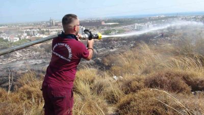 MERSİN'İN SİLİFKE İLÇESİNDE MAKİLİK ALANDA ÇIKAN YANGIN KARADAN MÜDAHALEYLE SÖNDÜRÜLÜRKEN,