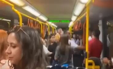 BURSA METROSUNDA YOLCULAR ARASINDA YER VERME KAVGASI CEP TELEFON KAMERASINA