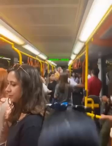 BURSA METROSUNDA YOLCULAR ARASINDA YER VERME KAVGASI CEP TELEFON KAMERASINA