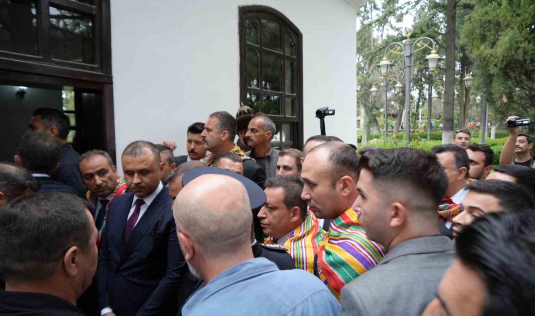 MİLLİYETÇİ HAREKET PARTİSİ GENEL SEKRETERİ İSMET BÜYÜKATAMAN, KORUMALAR TARAFINDAN TÜRBE