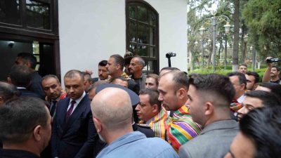 MİLLİYETÇİ HAREKET PARTİSİ GENEL SEKRETERİ İSMET BÜYÜKATAMAN, KORUMALAR TARAFINDAN TÜRBE