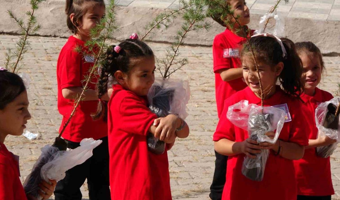 YOZGAT’TA BİRİNCİ SINIFA BAŞLAYAN ÖĞRENCİLERİ FİDANLARLA KARŞILADI