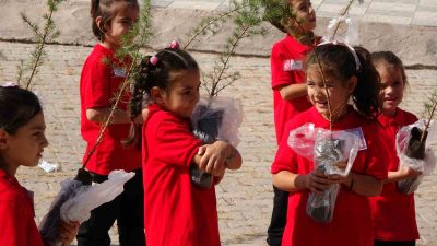 YOZGAT’TA BİRİNCİ SINIFA BAŞLAYAN ÖĞRENCİLERİ FİDANLARLA KARŞILADI