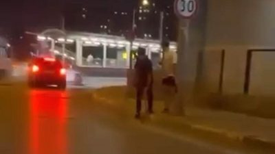 BURSA'DA MODİFİYE TUTKUNU GENÇLERİN OTOMOBİLLERİNİ SERGİLEDİKLERİ ANDA ARALARINDA GAZA YÜKLENEN