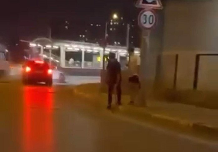 BURSA'DA MODİFİYE TUTKUNU GENÇLERİN OTOMOBİLLERİNİ SERGİLEDİKLERİ ANDA ARALARINDA GAZA YÜKLENEN