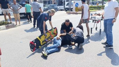 ZÜBEYDE HANIM CADDESİNDE MOTOSİKLET İĞLE MİDİBÜSÜN ÇARPIŞMASI SONUCU MEYDANA GELEN