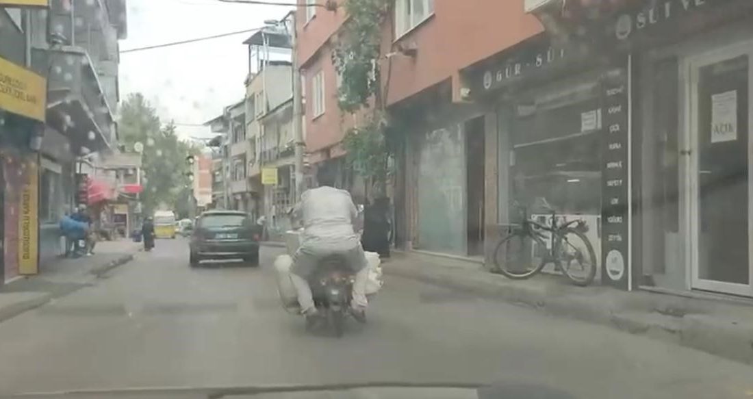 MOTOSİKLETE YÜKLEDİĞİ EŞYALARLA GÖRENLERİ ŞAŞKINA ÇEVİRDİ