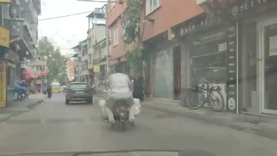MOTOSİKLETE YÜKLEDİĞİ EŞYALARLA GÖRENLERİ ŞAŞKINA ÇEVİRDİ