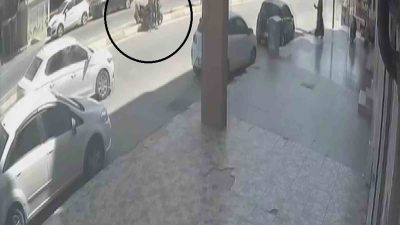 HATAY’DA YAŞANAN KAZADA MOTOSİKLETİN ÇARPTIĞI KADIN, AYAĞA KALKTIĞI GİBİ OLAY