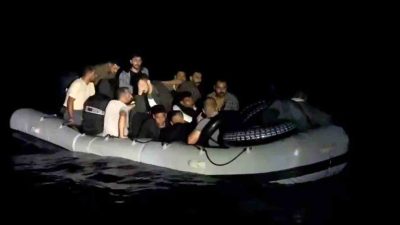 NAMLIALAN KOYUNDA KAÇMAK İÇİN TEKNE BEKLEYEN 19 DÜZENSİZ GÖÇMEN YAKALANDI