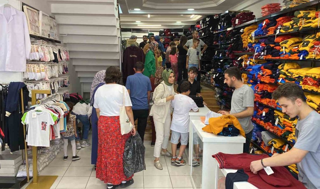 KONYA'DA OKUL KIYAFETİ SATAN MAĞAZALARDA SON GÜN YOĞUNLUĞU YAŞANIYOR YAŞANIYOR.