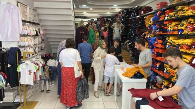 KONYA'DA OKUL KIYAFETİ SATAN MAĞAZALARDA SON GÜN YOĞUNLUĞU YAŞANIYOR YAŞANIYOR.