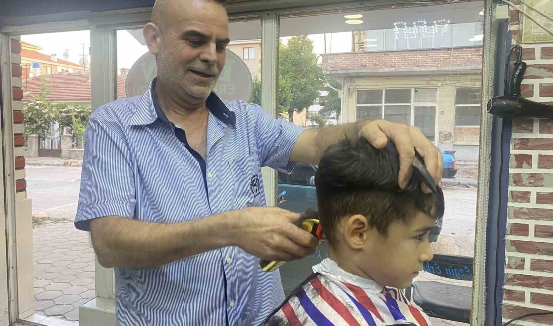 ESKİŞEHİR'DE ERKEK KUAFÖRLÜĞÜ YAPAN ESNAF OKULLAR AÇILIRKEN TIRAŞ OLMA KÜLTÜRÜNÜN
